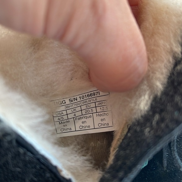 Ugg infant Fringe booties - Picture 6 of 6